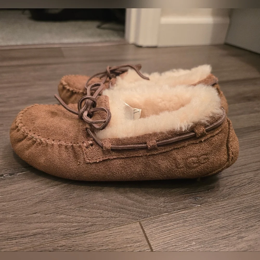 UGG Kids Dakota Moccasin Slipper Chestnut Size 1 Unisex Cozy Comfy Cute